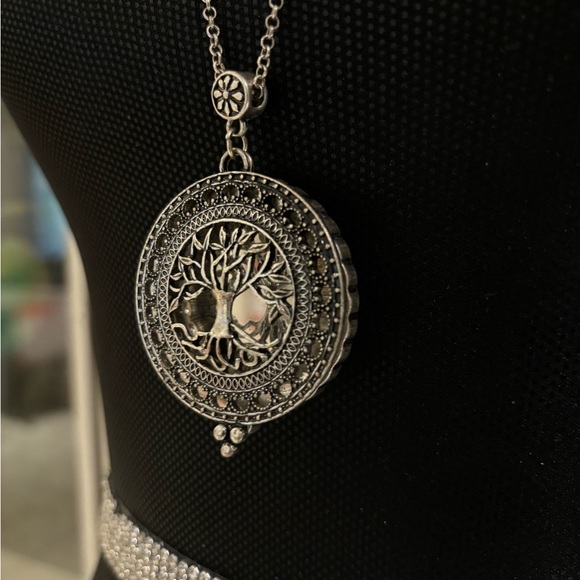Long chained silver clock necklace - Picture 2 of 4